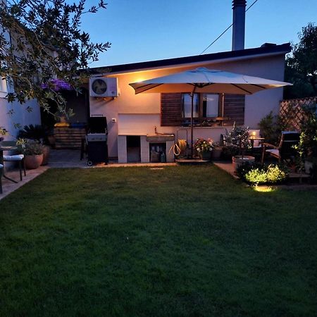 Studio Apartman Lilly With Private Parking In The Yard Of The House Пула Екстериор снимка