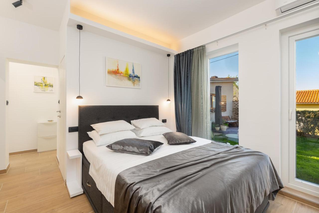 Studio Apartman Lilly With Private Parking In The Yard Of The House Пула Екстериор снимка
