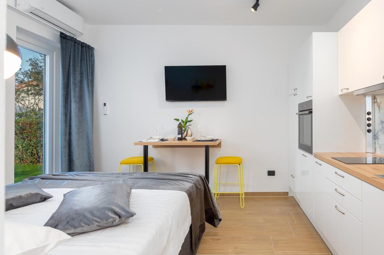 Studio Apartman Lilly With Private Parking In The Yard Of The House Пула Екстериор снимка