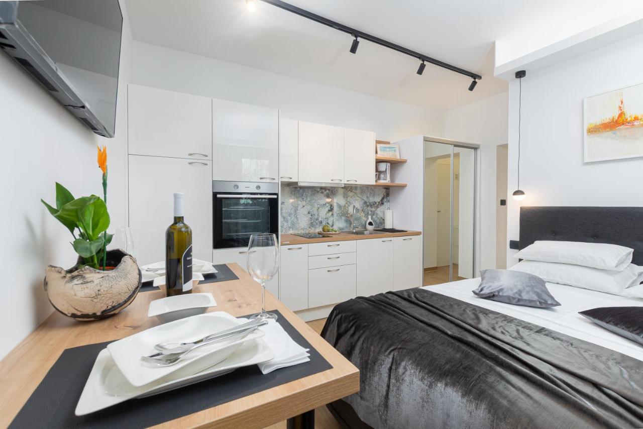 Studio Apartman Lilly With Private Parking In The Yard Of The House Пула Екстериор снимка
