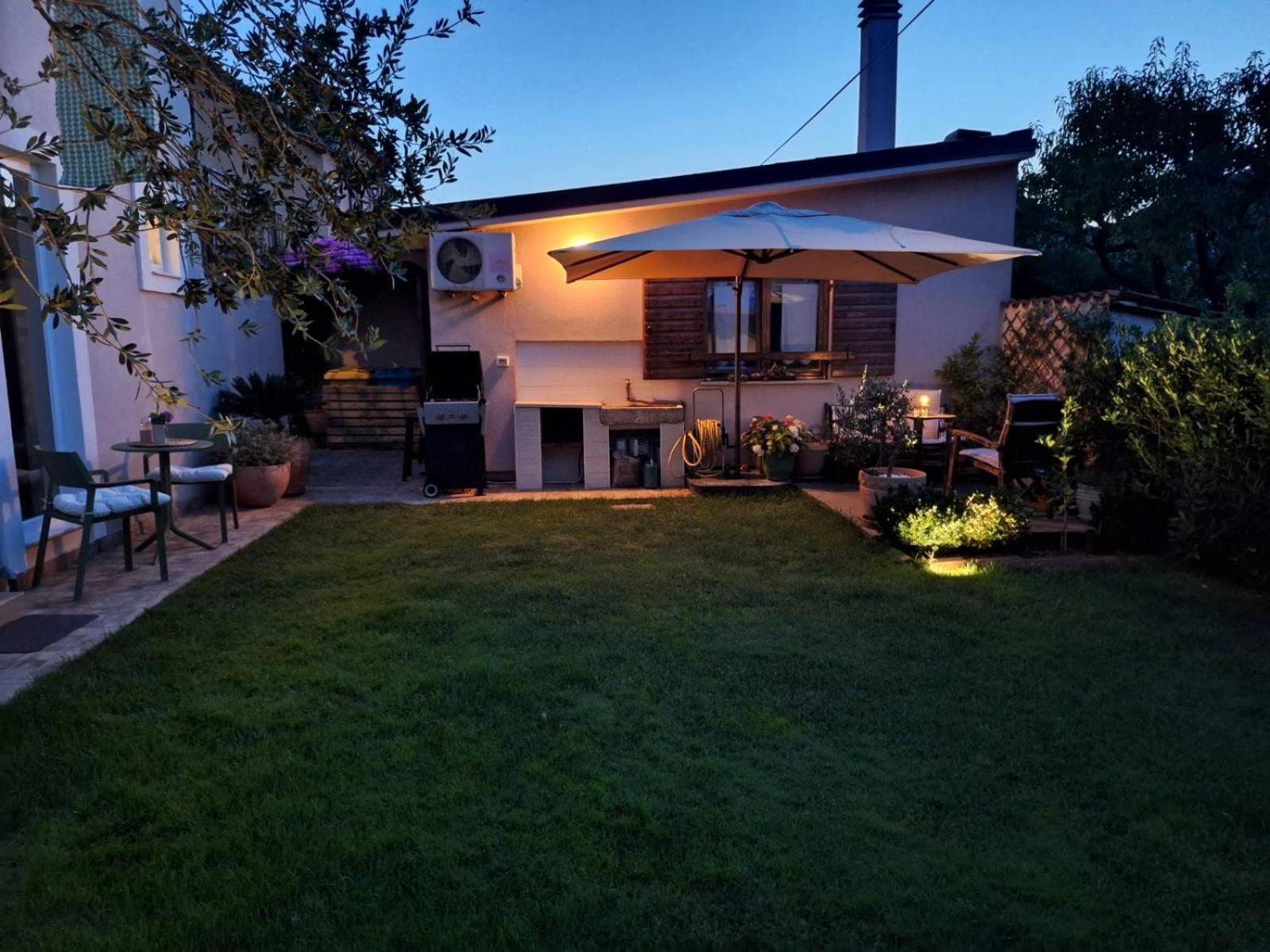 Studio Apartman Lilly With Private Parking In The Yard Of The House Пула Екстериор снимка