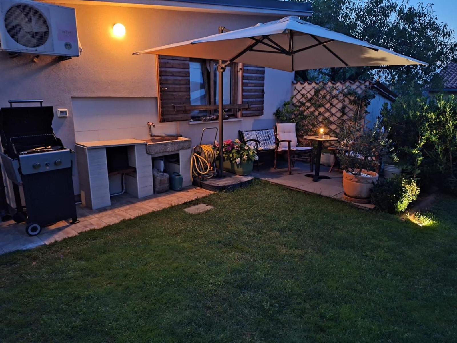 Studio Apartman Lilly With Private Parking In The Yard Of The House Пула Екстериор снимка